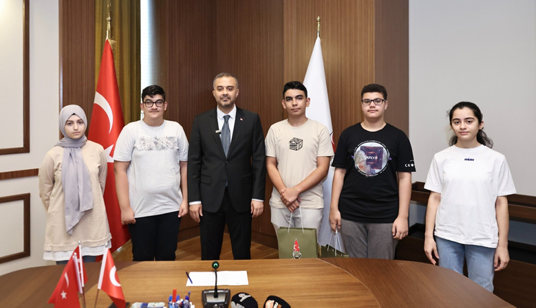 Başkan Toptaş, LGS’de Türkiye birincisi olan 5 öğrenciyi ödüllendirdi